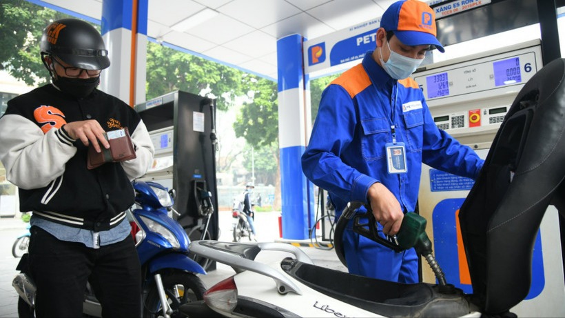 Giá xăng dầu tăng giảm trái chiều