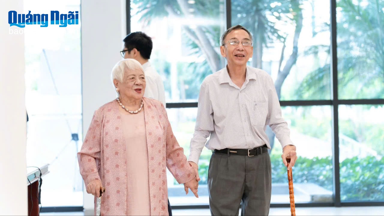 Nhìn sâu vào lặng lẽ