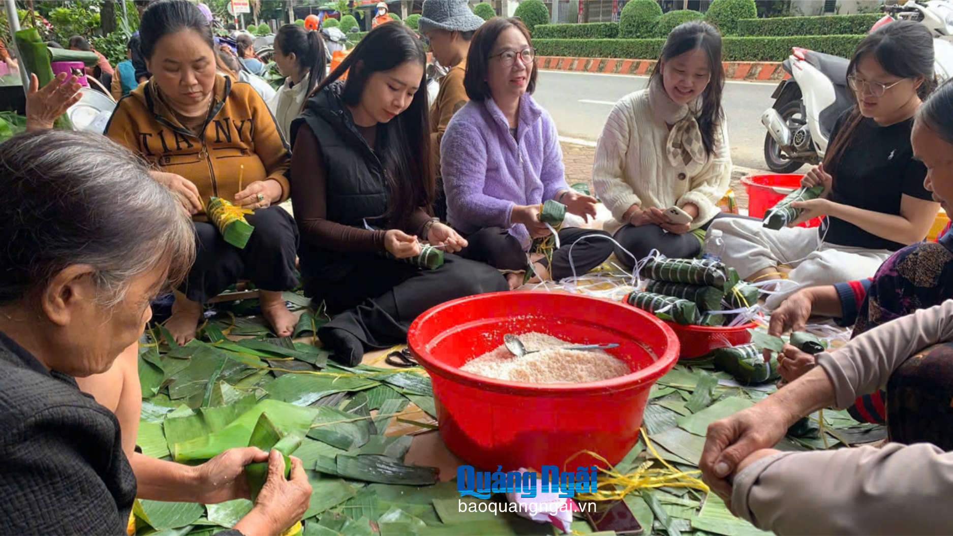 Ấm lòng những phần quà tiếp sức vùng lũ