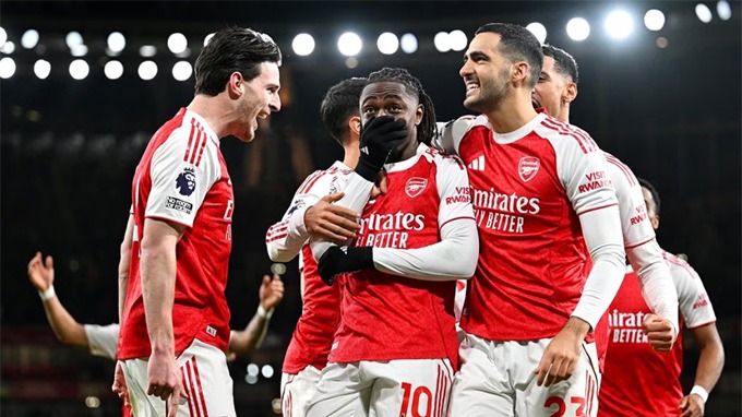 Các đối thủ liên tục sảy chân, Arsenal độc chiếm ngôi đầu