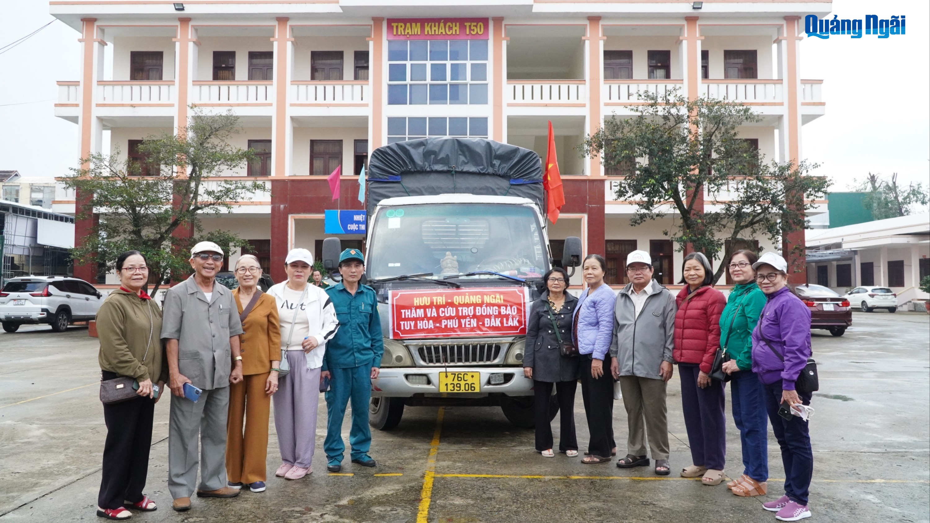 Đoàn cán bộ hưu trí tỉnh thăm, tặng 250 suất quà cho người dân vùng lũ Tuy Hòa