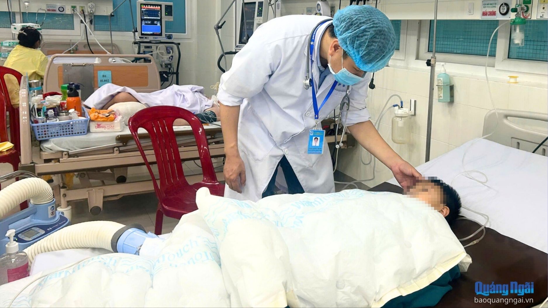 Người đàn ông ôm 2 con nhảy cầu