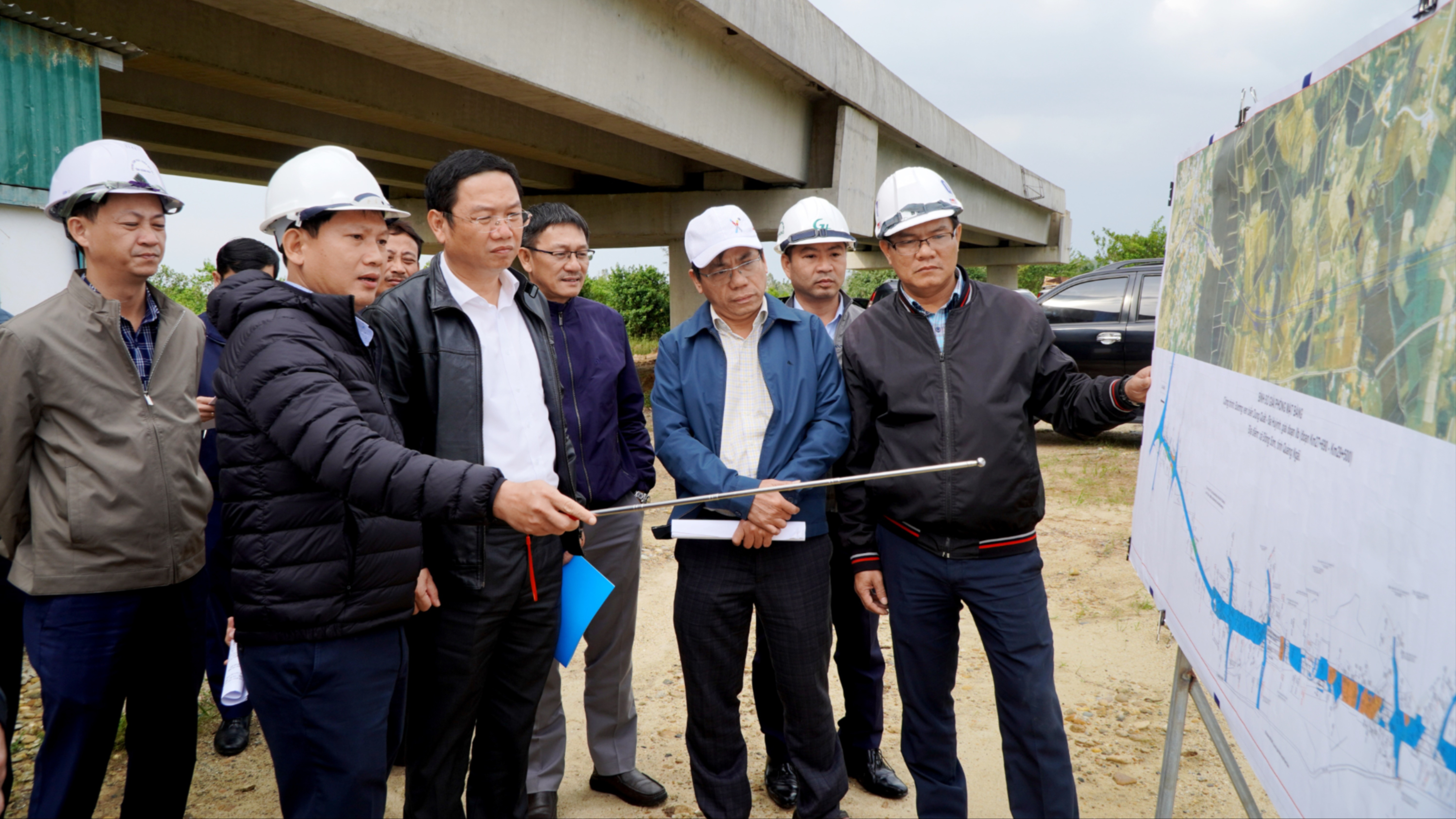 Phó Chủ tịch UBND tỉnh Nguyễn Công Hoàng kiểm tra dự án Đường ven biển Dung Quất - Sa Huỳnh