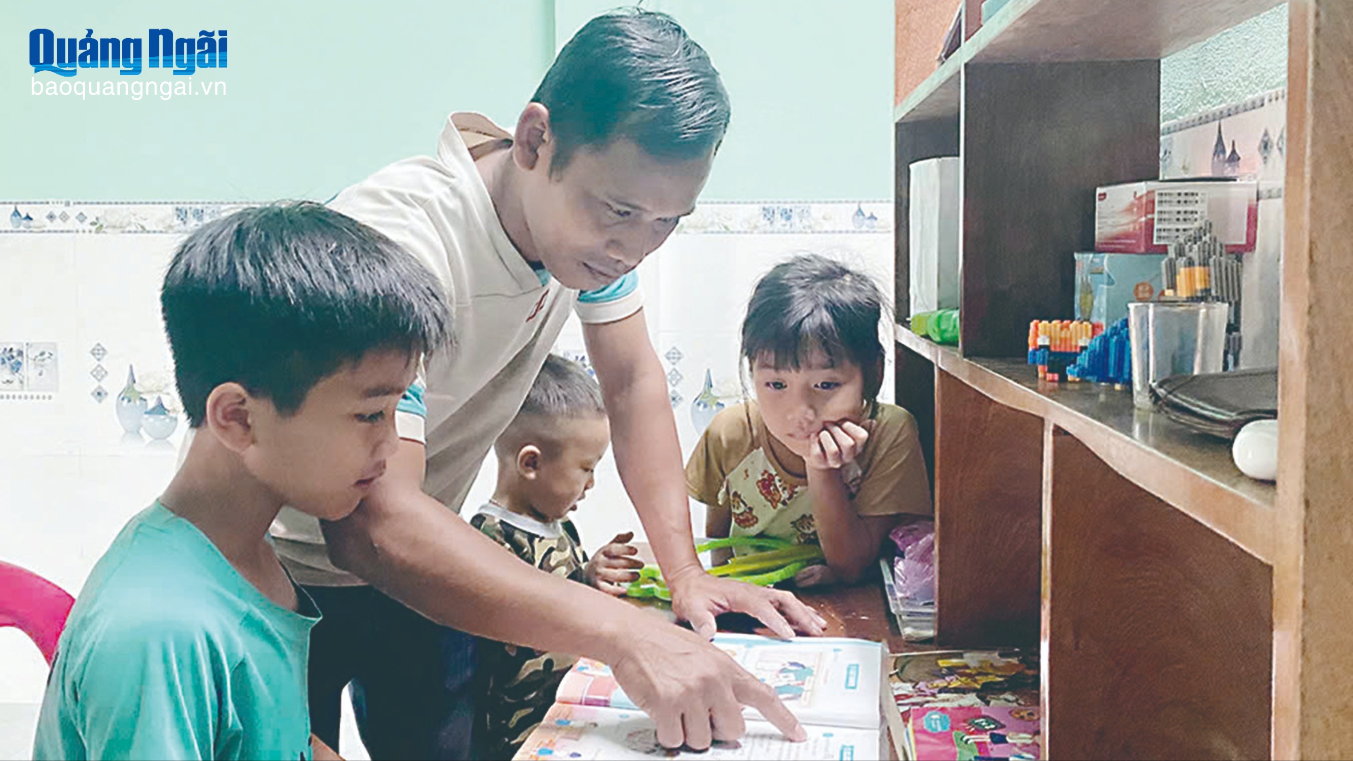 Hành vi ép thành viên gia đình học tập quá sức: Khó nhận diện và xử lý