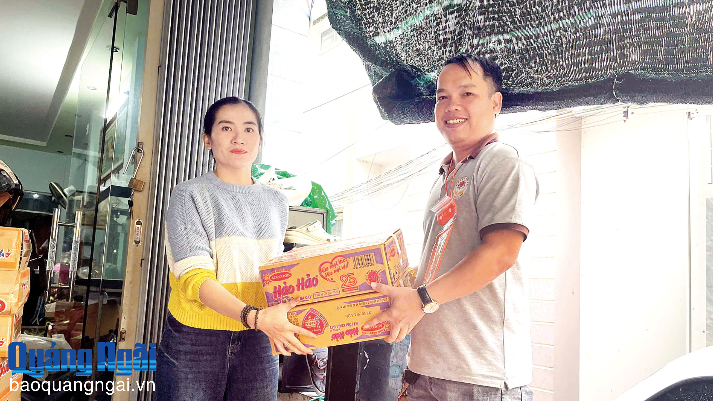 Sẻ chia cùng người dân vùng lũ