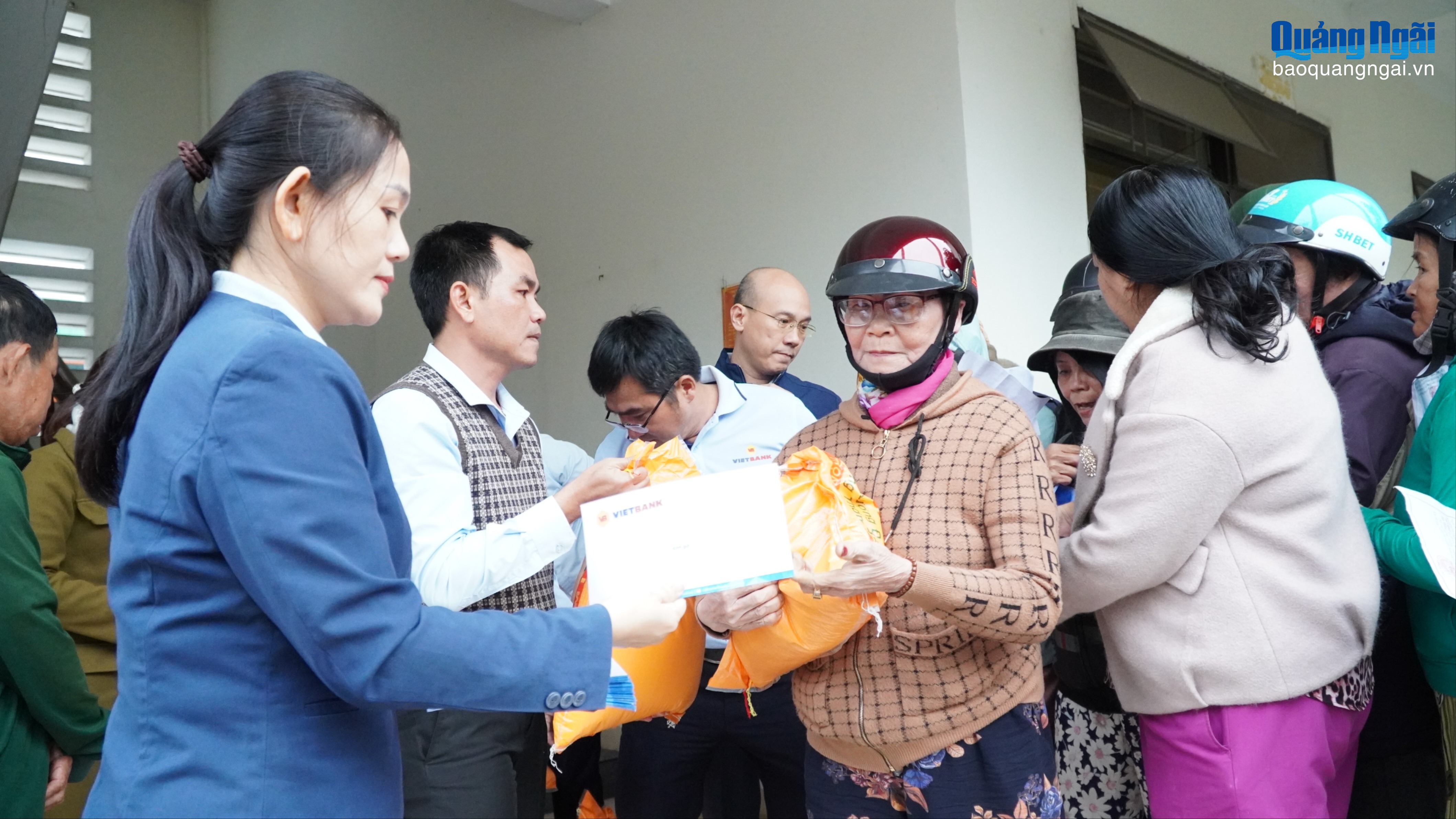 Vietbank trao 1.000 suất quà hỗ trợ người dân Quảng Ngãi bị ảnh hưởng bởi thiên tai