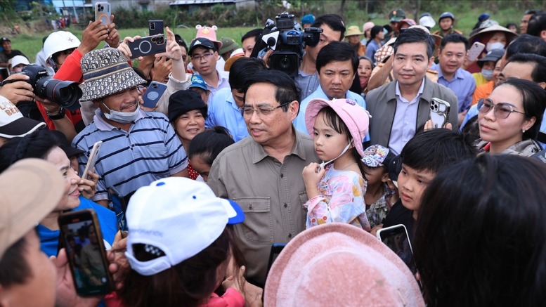 Thủ tướng thăm, động viên người dân tại 