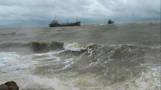 Tàu thuyền cần đề phòng gió mạnh, lốc, sét trên biển