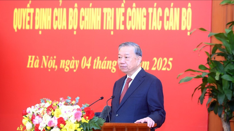 Tổng Bí thư Tô Lâm trao các quyết định của Bộ Chính trị về công tác cán bộ