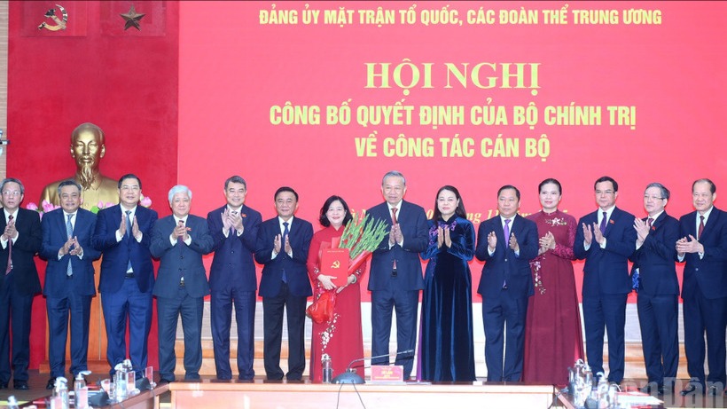 Đồng chí Bùi Thị Minh Hoài giữ chức Bí thư Đảng ủy Mặt trận Tổ quốc, các đoàn thể Trung ương