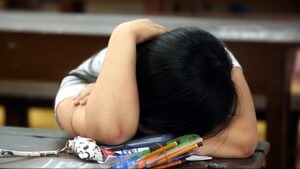 Cha mẹ cưỡng ép con học tập quá sức có thể bị phạt 10 triệu đồng