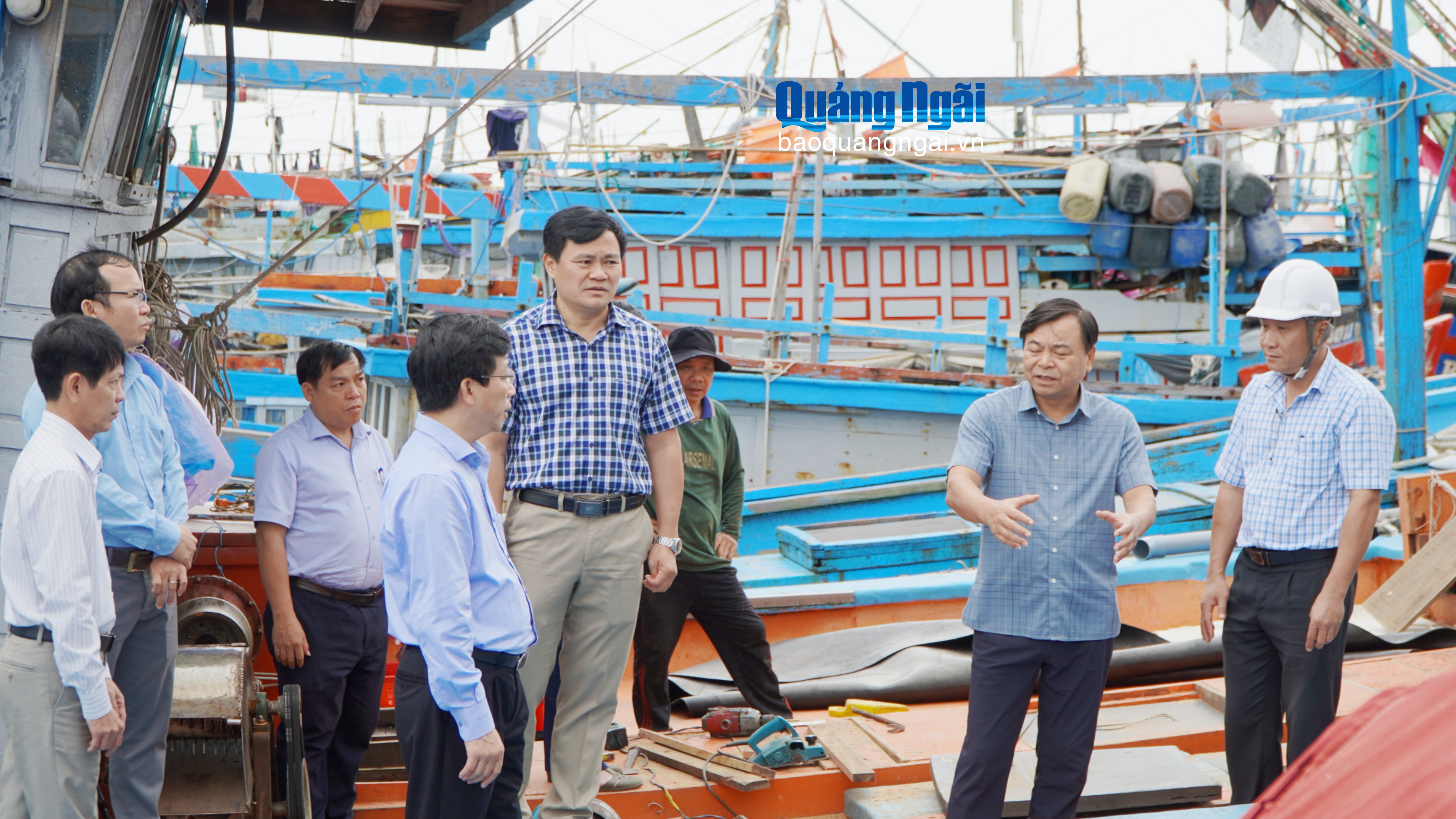 Thứ trưởng Bộ Nông nghiệp và Môi trường Nguyễn Hoàng Hiệp kiểm tra ứng phó bão số 13 tại Quảng Ngãi