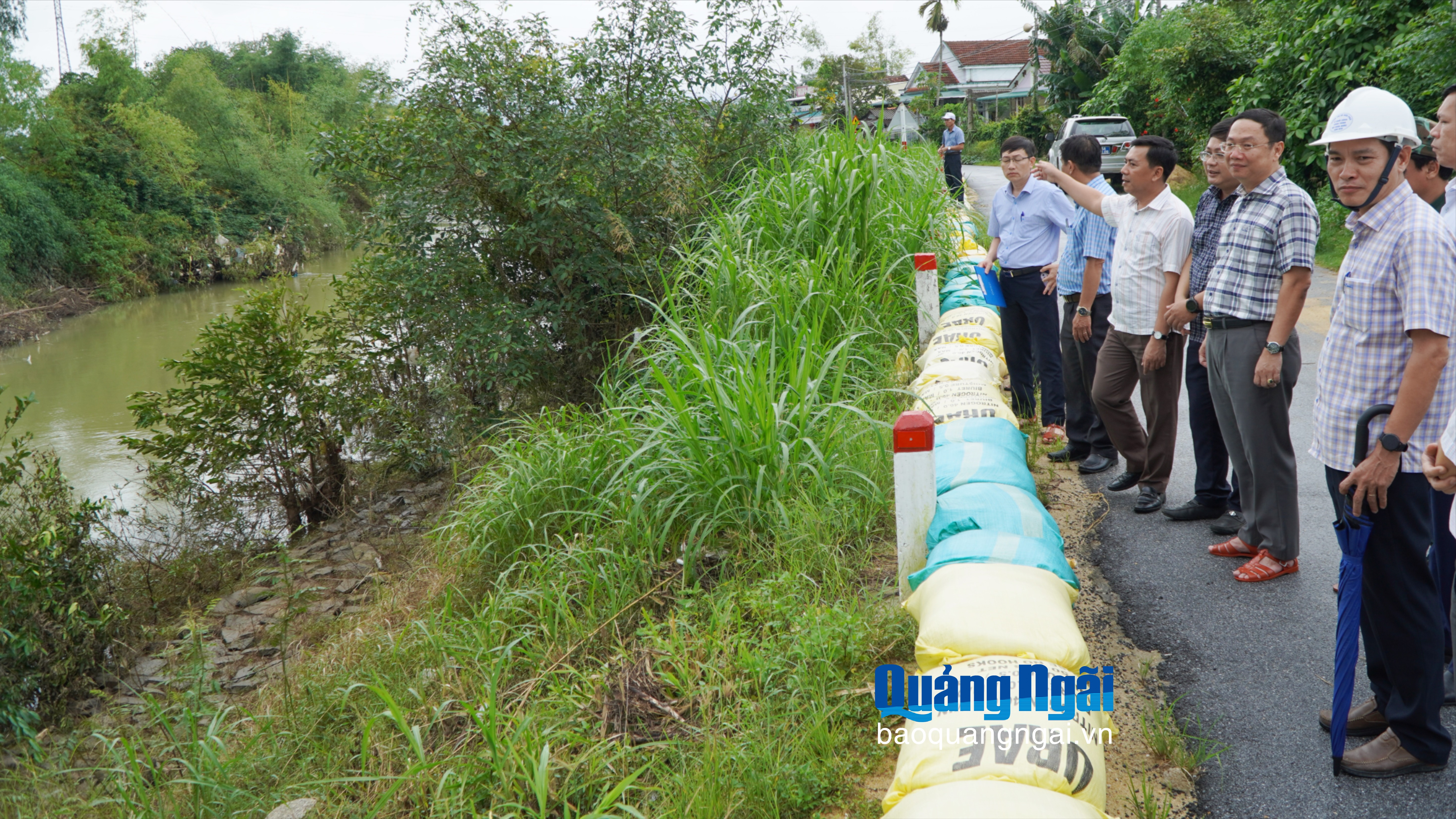 Phó Chủ tịch UBND tỉnh Nguyễn Công Hoàng kiểm tra ứng phó bão tại phường Trà Câu