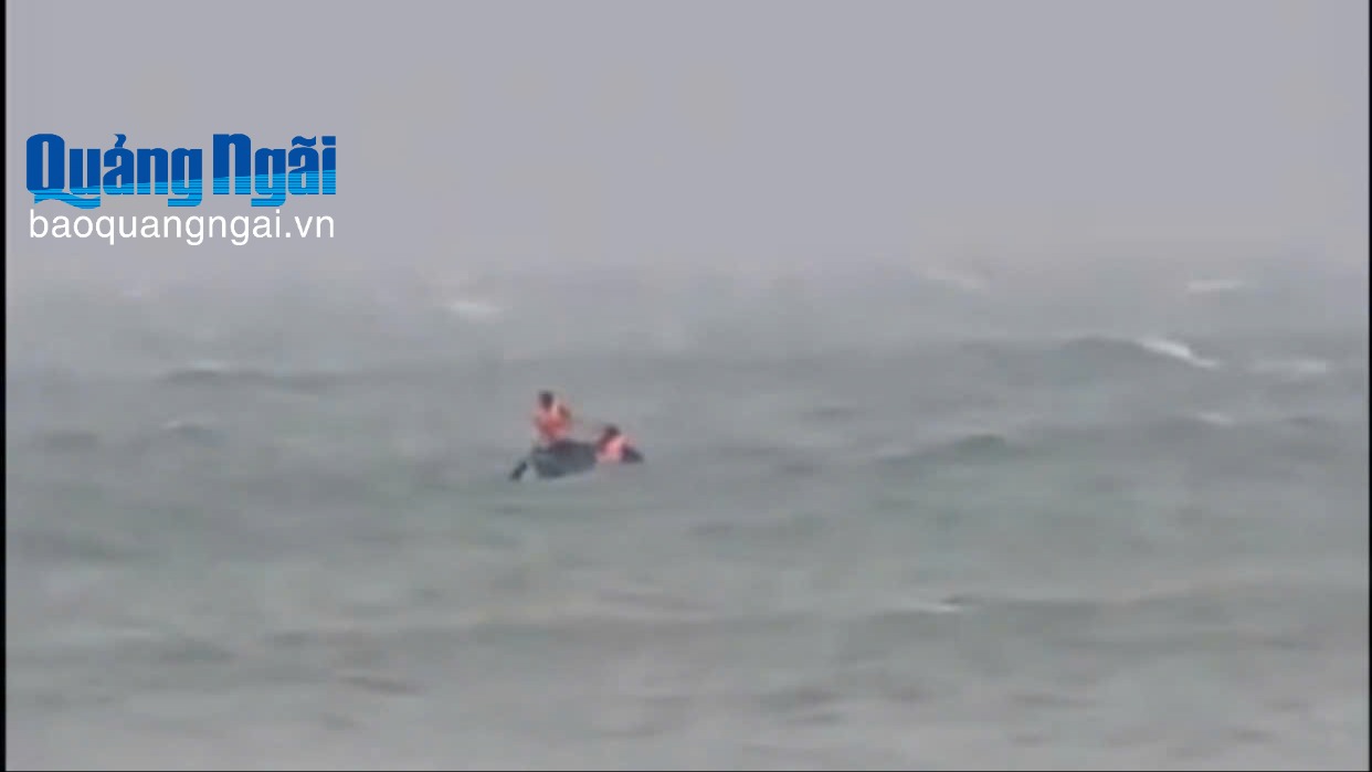 Tạm dừng tìm kiếm 3 người trôi dạt trên thúng ở vùng biển Lý Sơn