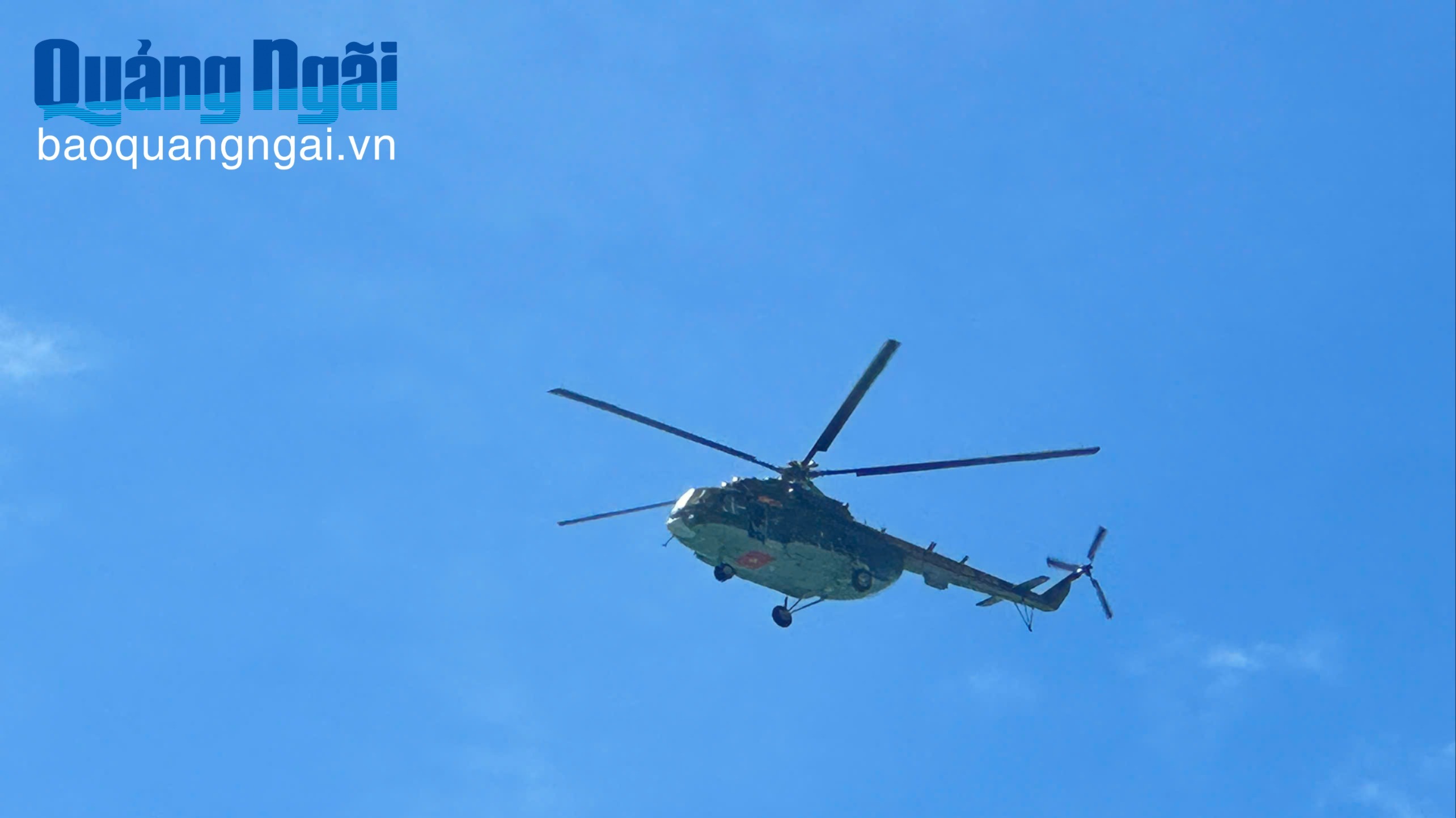 Điều trực thăng tìm kiếm 3 người mất tích trên vùng biển Lý Sơn