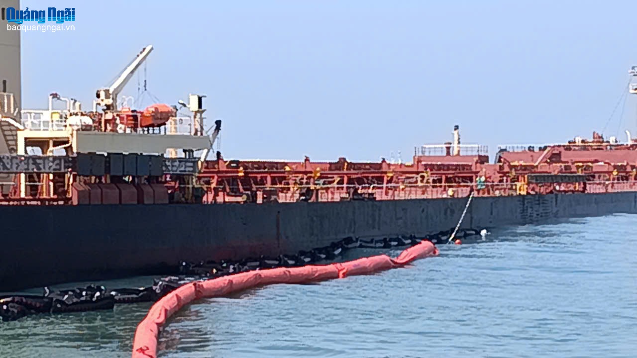 Quây phao quanh tàu Star Bueno mắc cạn, ngăn sự cố tràn dầu