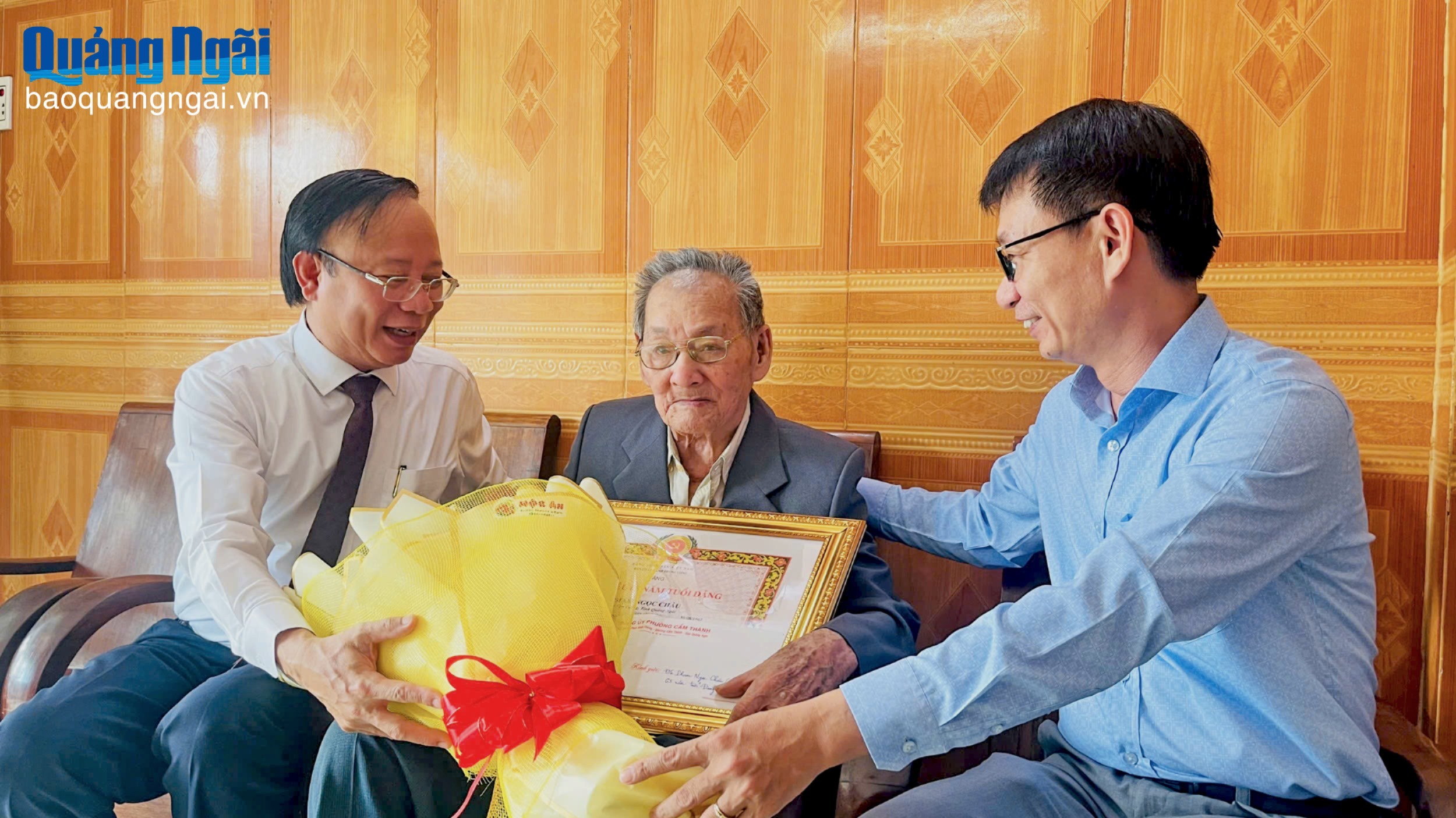 Trao Huy hiệu 65 năm tuổi Đảng cho đảng viên Phạm Ngọc Châu