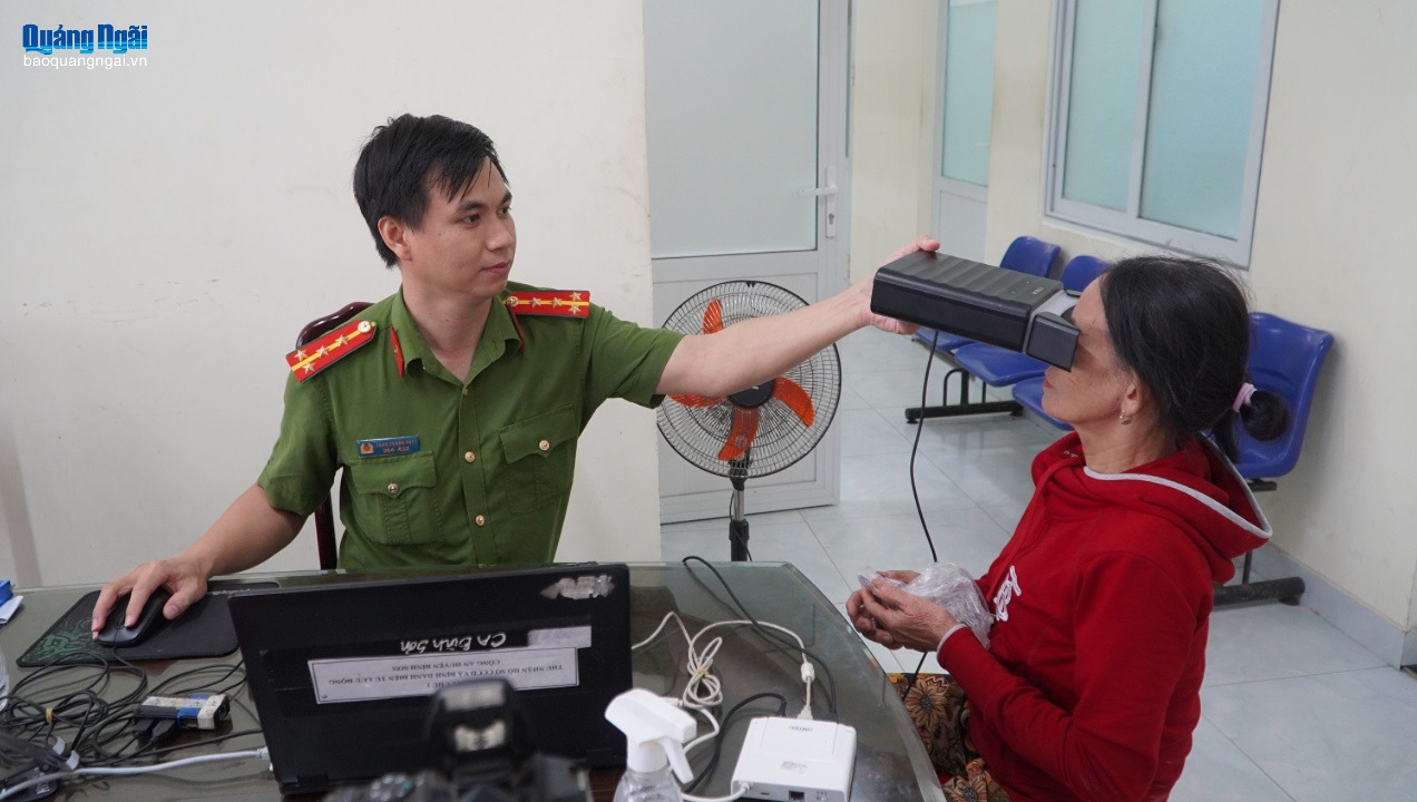 Công an giúp người dân “nhuần nhuyễn” trong chuyển đổi số