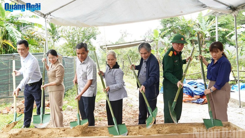 Thần tốc dựng nhà cho dân