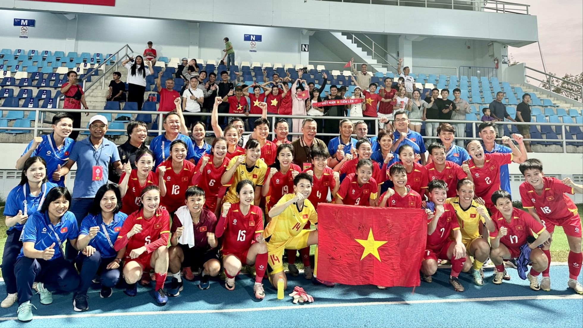 Thủ tướng Phạm Minh Chính chúc mừng 2 đội tuyển bóng đá Việt Nam