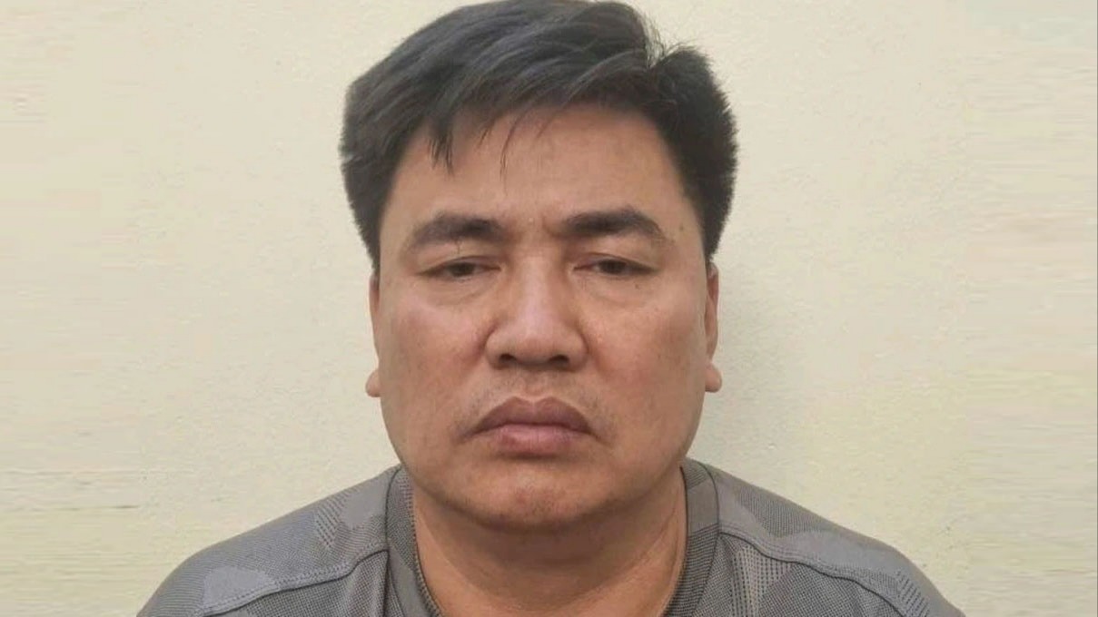 Khởi tố đối tượng đẩy Đại úy Cảnh sát giao thông vào đầu xe tải