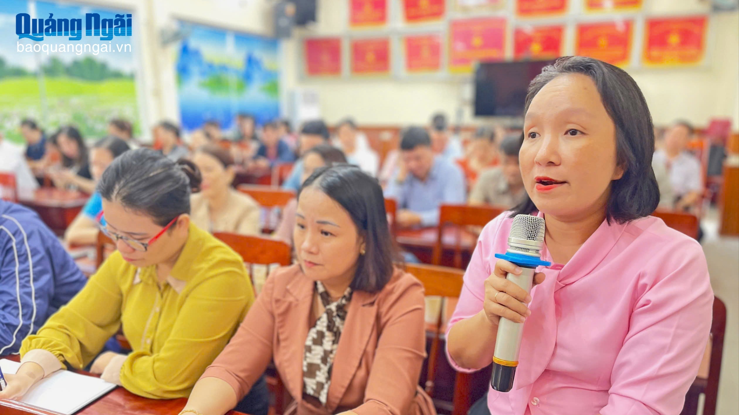 Bí thư Đảng ủy phường Cẩm Thành đối thoại với cán bộ, công chức, viên chức