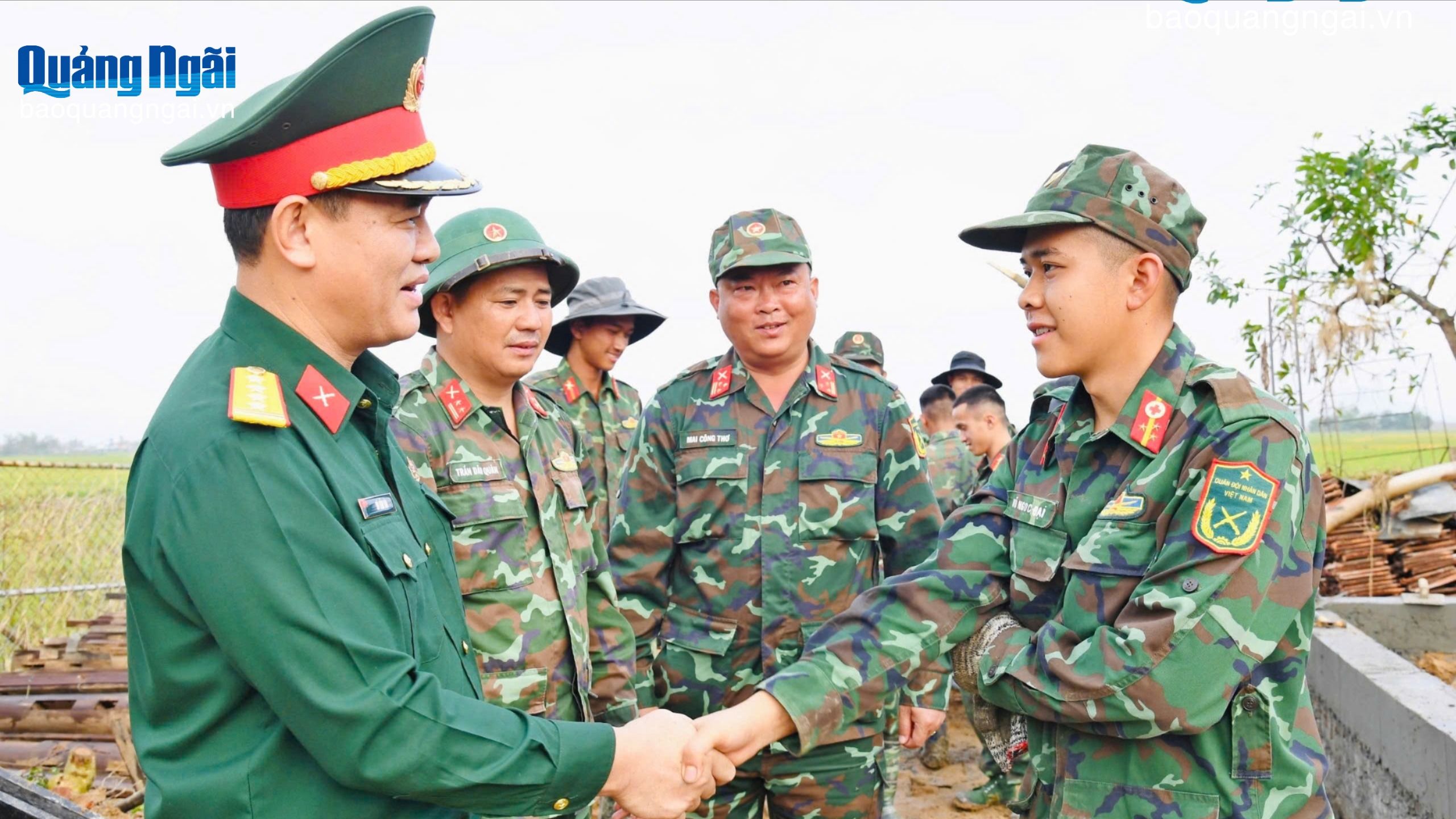 Thăm, động viên lực lượng tham gia xây nhà cho nhân dân