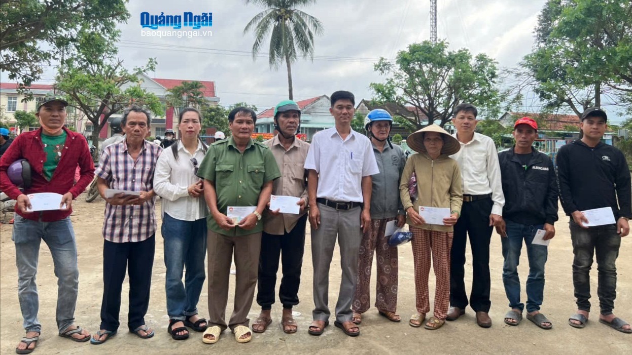 Xã Sa Thầy trao hỗ trợ người dân bị thiệt hại do mưa lũ tại Đắk Lắk