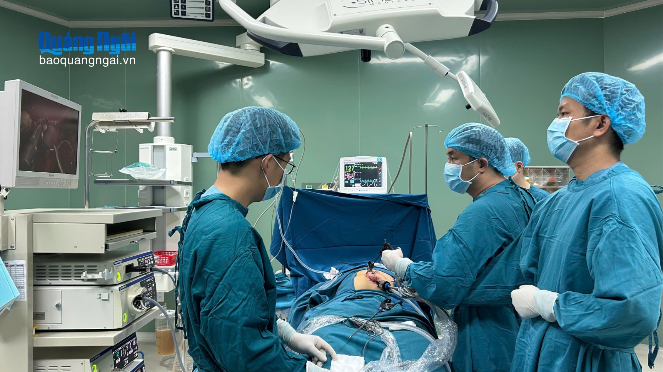 Một bé trai 12 tuổi đột ngột thủng dạ dày