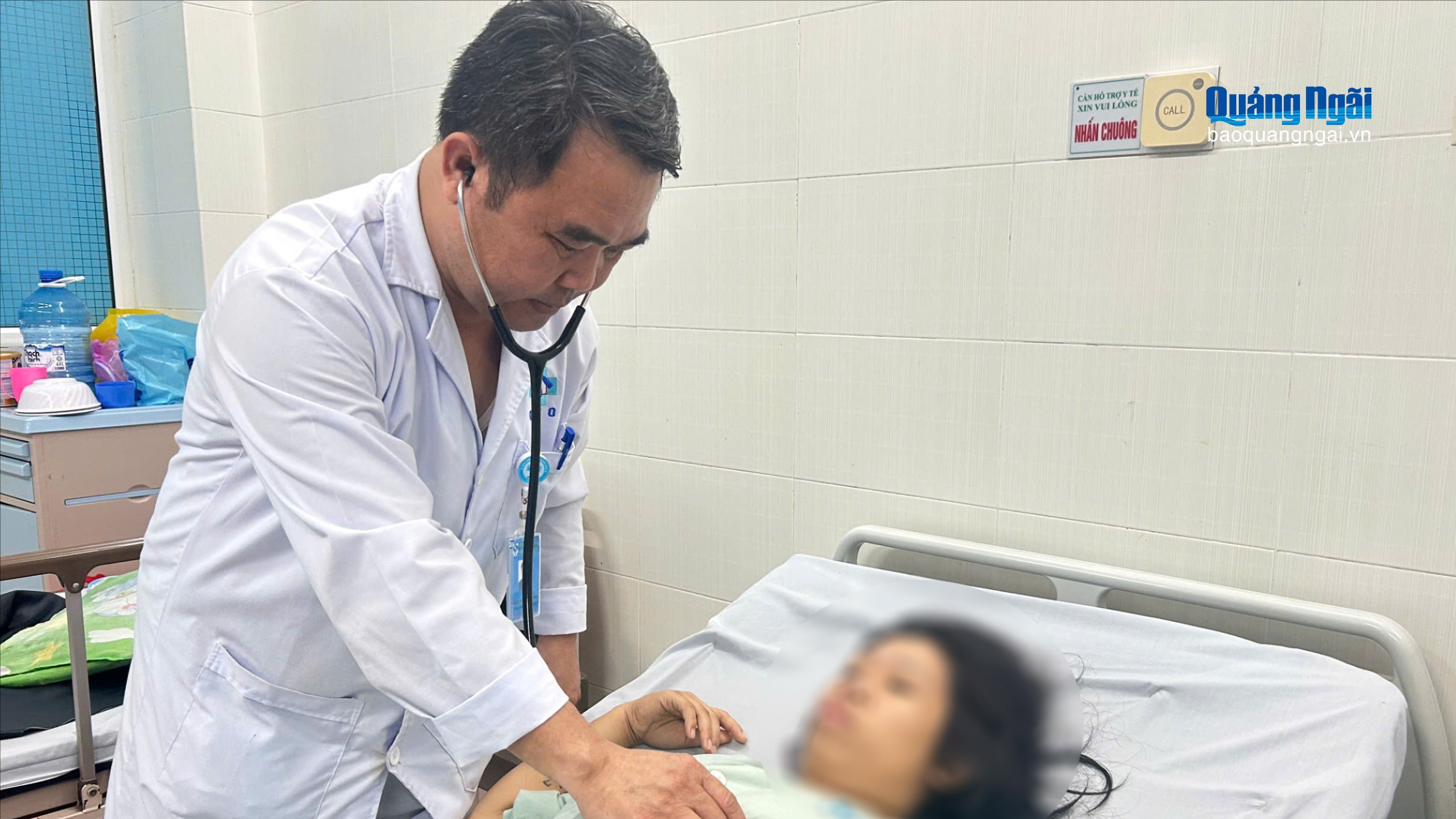 Hai lít máu tràn trong bụng thai phụ do vỡ thai ngoài tử cung