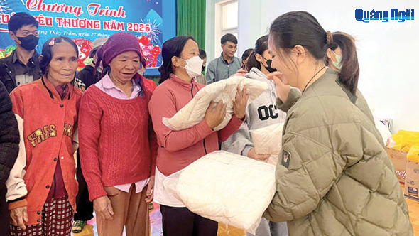 Mang ấm áp đến người dân xã Đặng Thùy Trâm