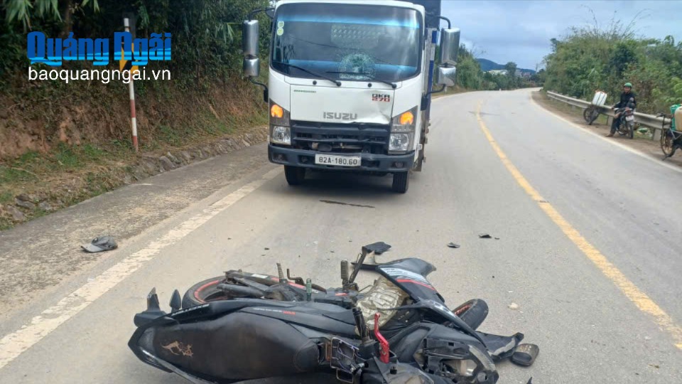 Xe máy va chạm với ô tô tải, một người tử vong