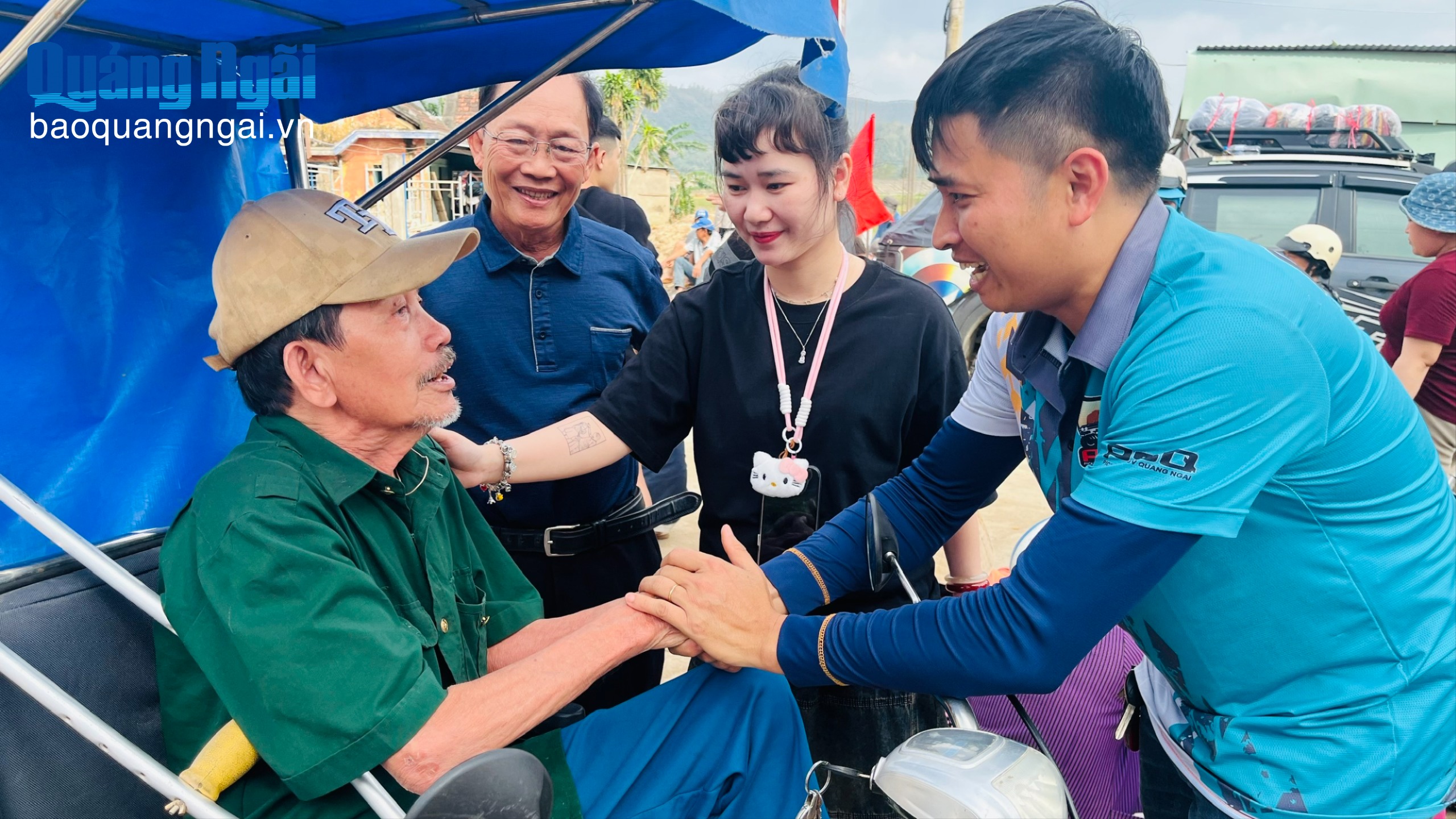 Thương nhau tay nắm lấy bàn tay