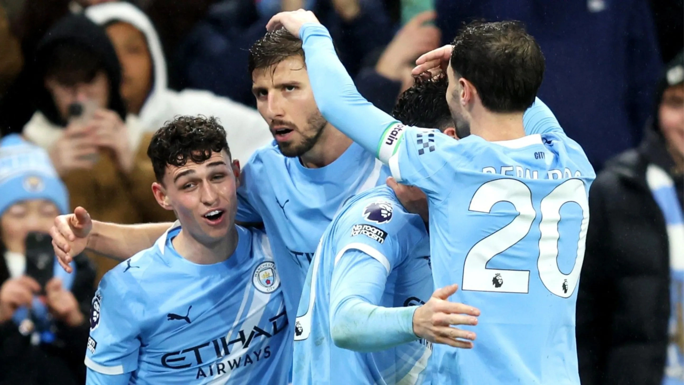 Man City và Aston Villa phả hơi nóng vào Arsenal