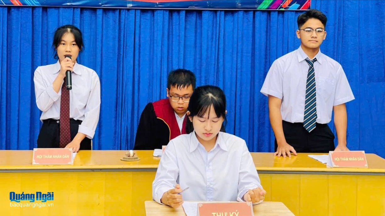 Giáo dục pháp luật từ phiên tòa giả định