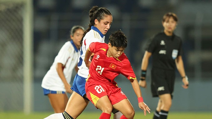 Tuyển nữ Việt Nam gục ngã trước Philippines ở phút bù giờ