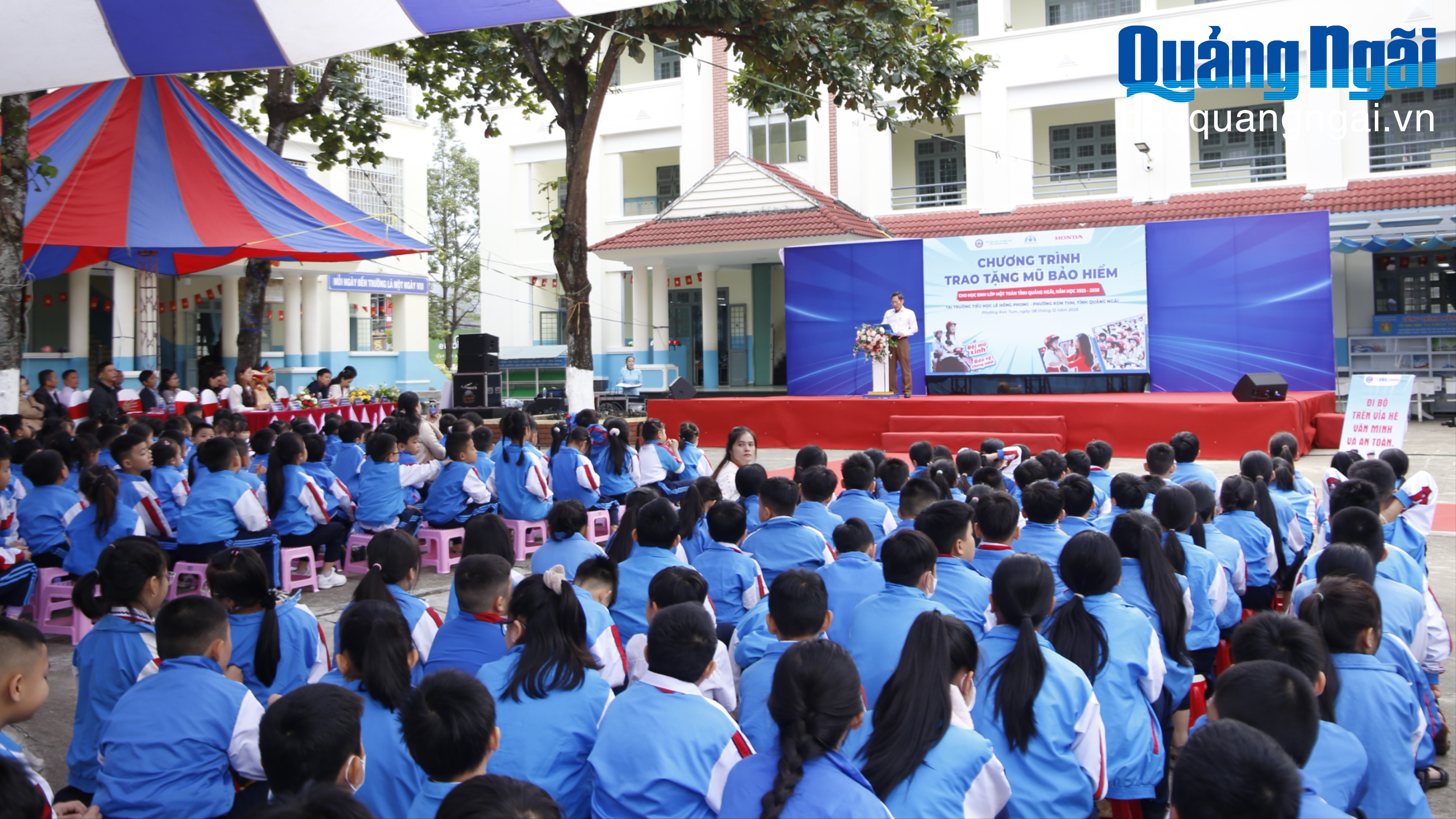 Tặng hơn 32 nghìn mũ bảo hiểm cho học sinh