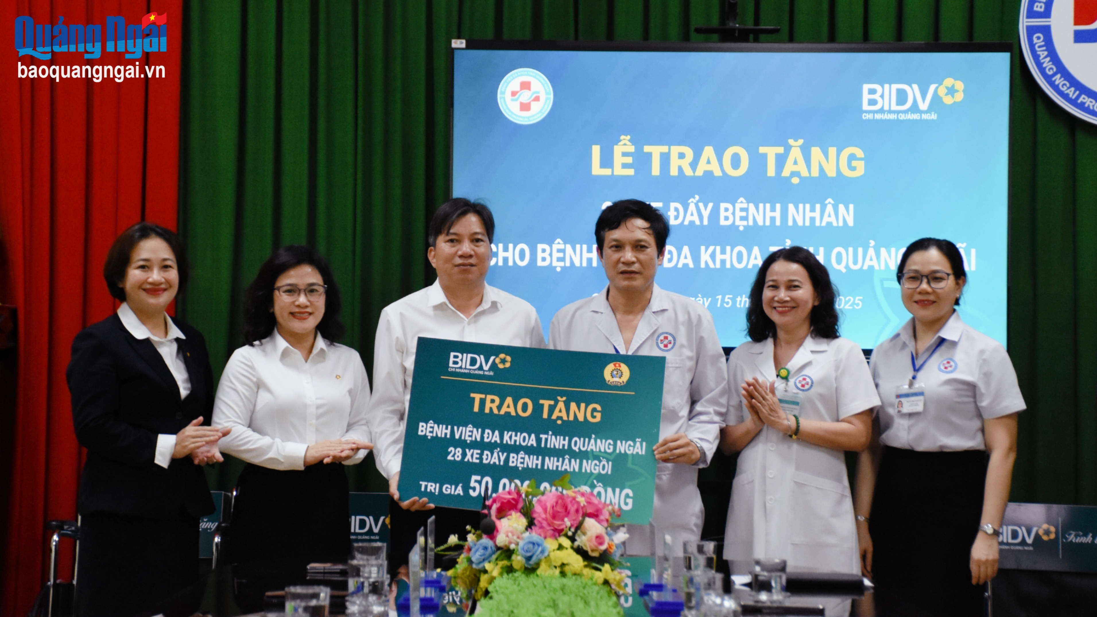 BIDV Quảng Ngãi trao 28 xe đẩy bệnh nhân cho Bệnh viện Đa khoa tỉnh
