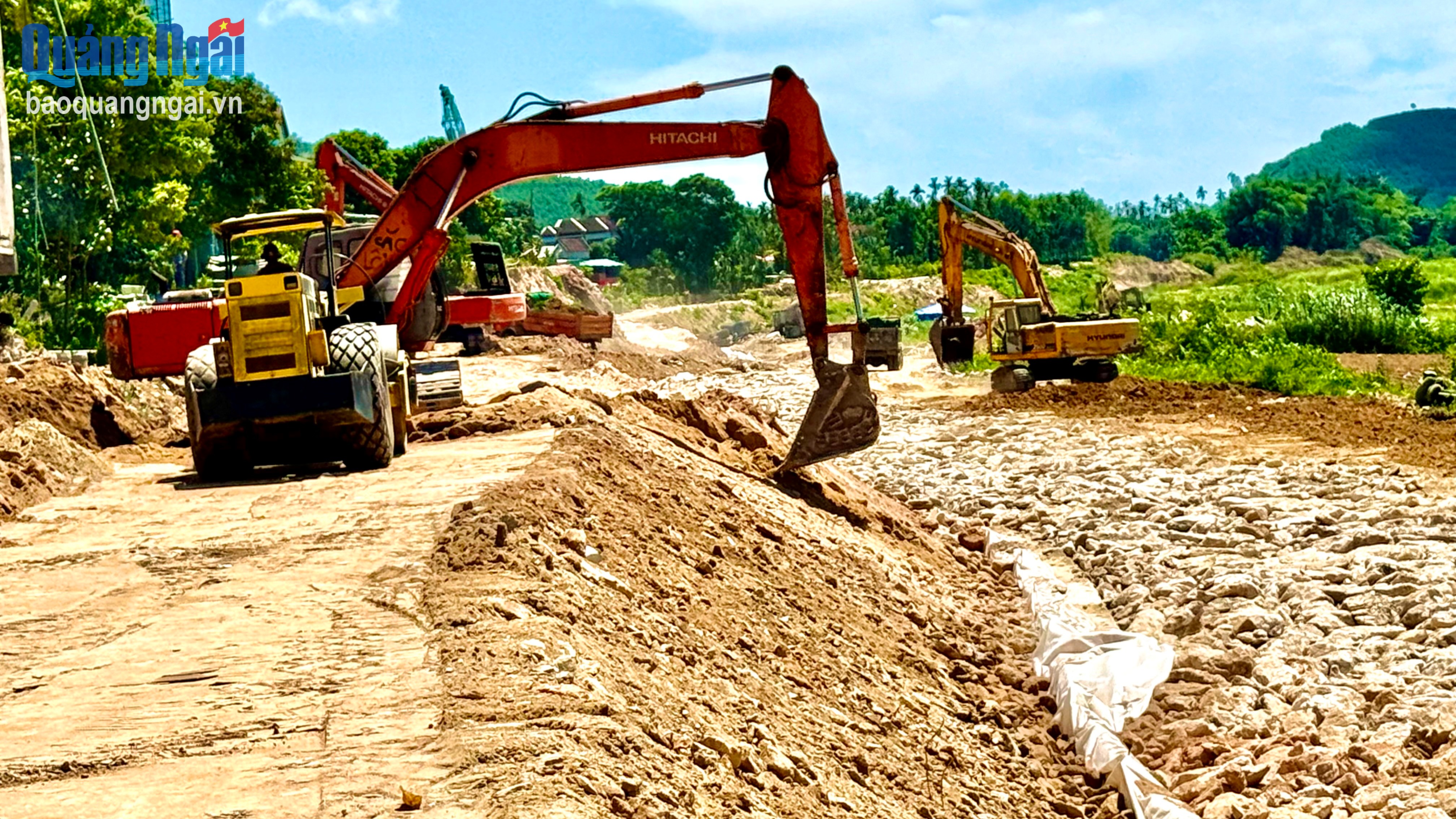 Đẩy nhanh tiến độ xây dựng kè sông, đê biển