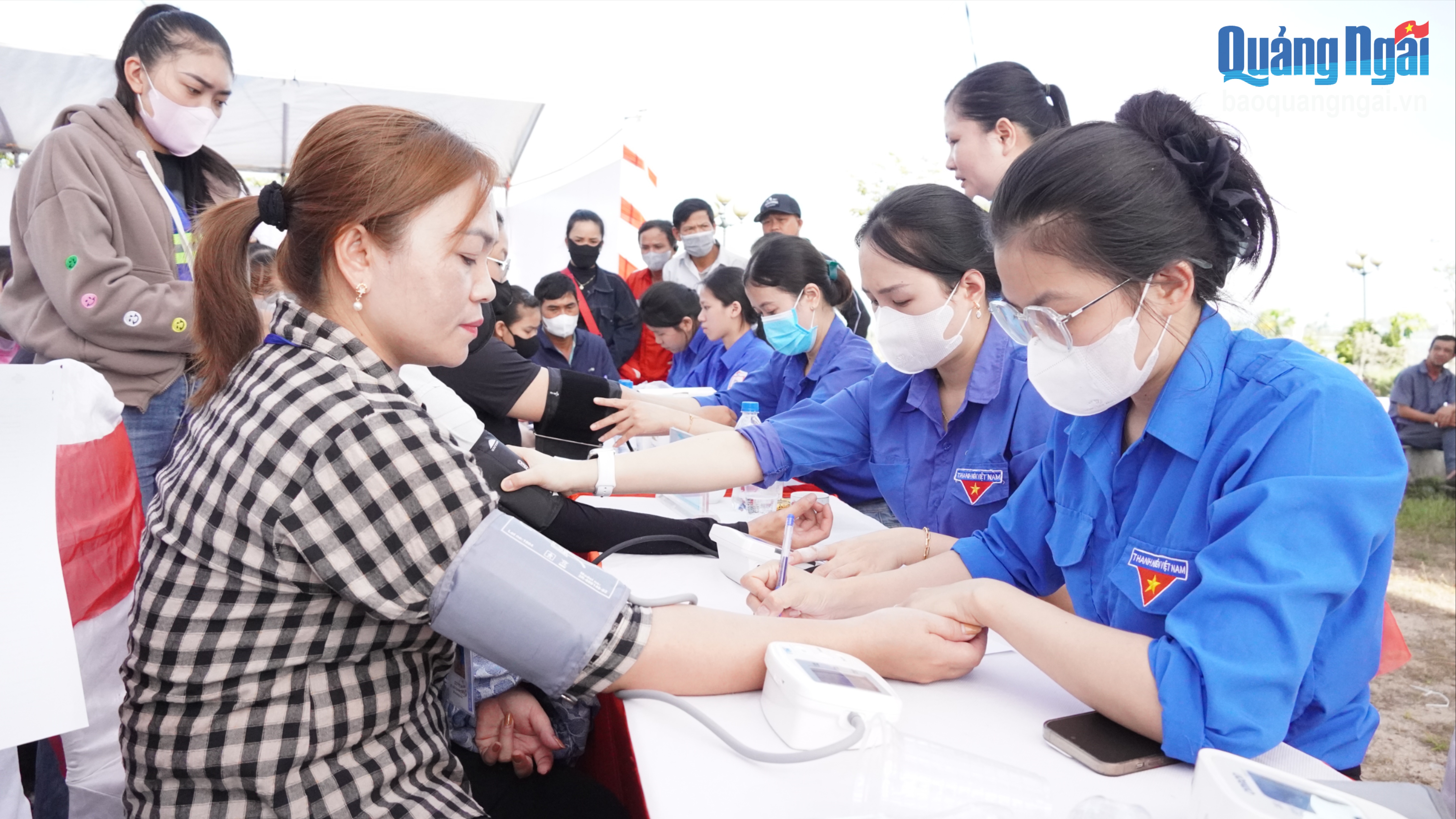 Khám bệnh, cấp thuốc miễn phí cho công nhân, lao động