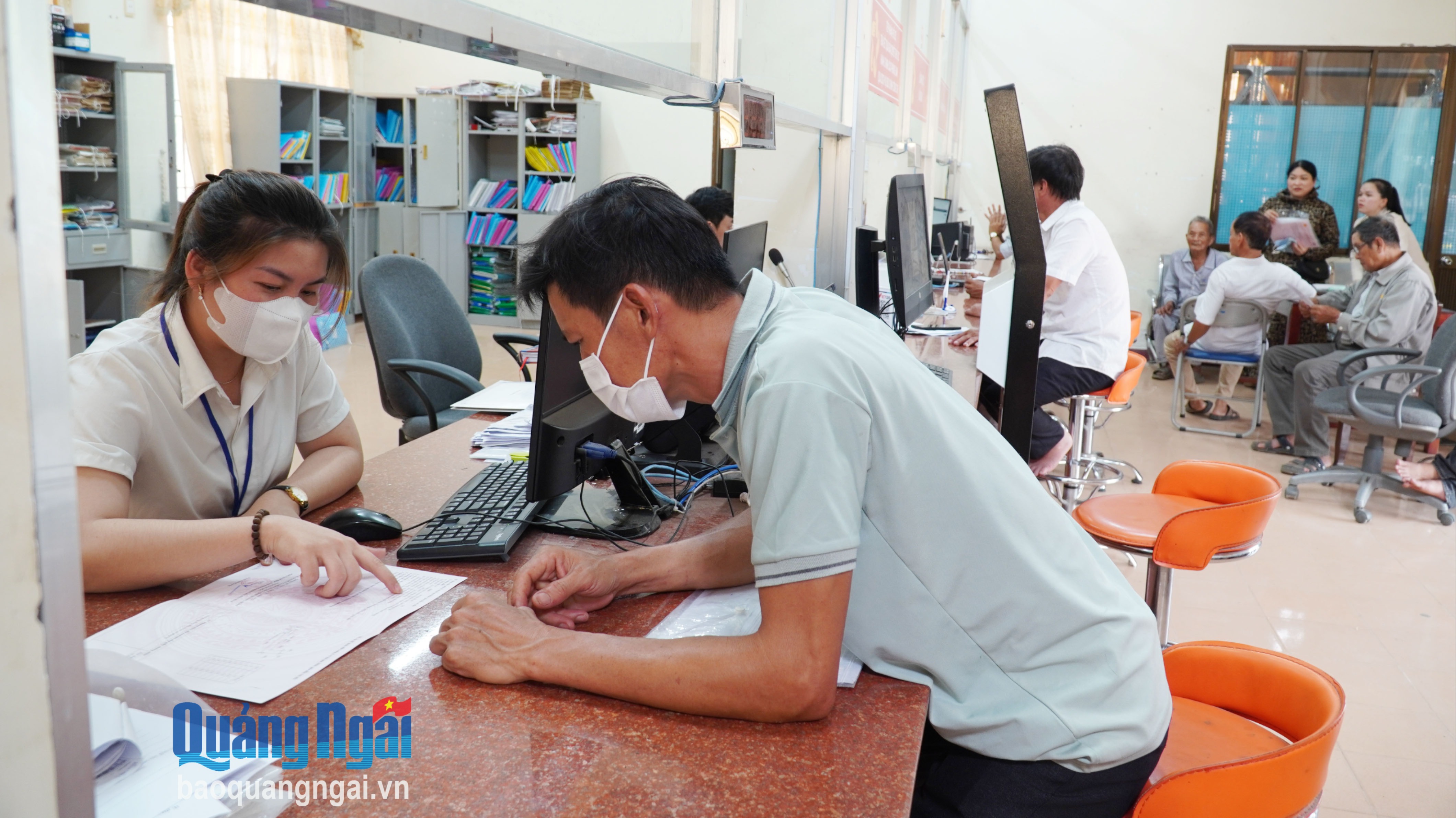 Giúp dân thực hiện thủ tục hành chính