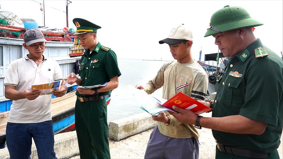 Phát động đợt cao điểm ngăn chặn tàu cá khai thác hải sản bất hợp pháp