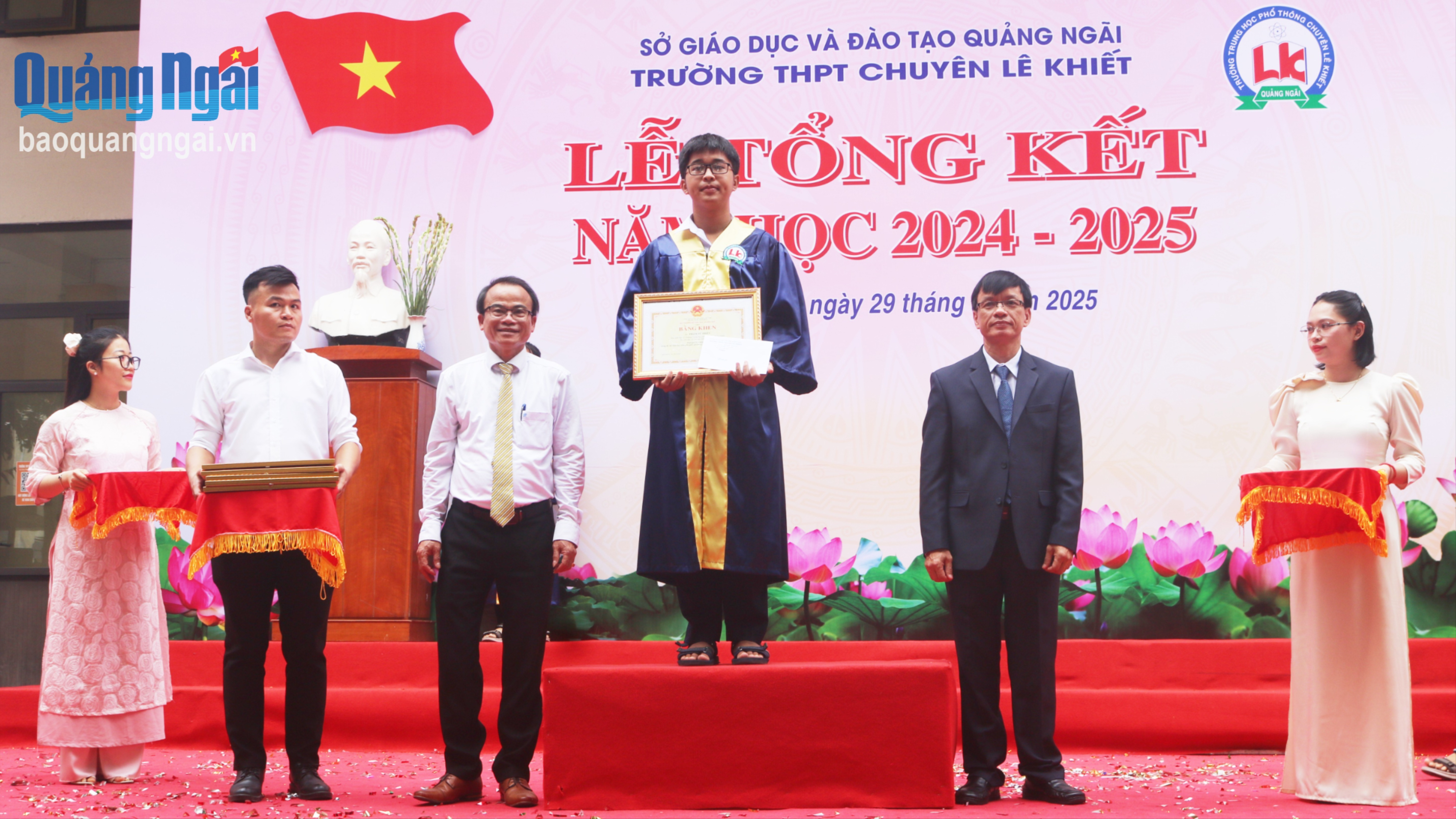Trường THPT Chuyên Lê Khiết tổng kết năm học 2024 - 2025