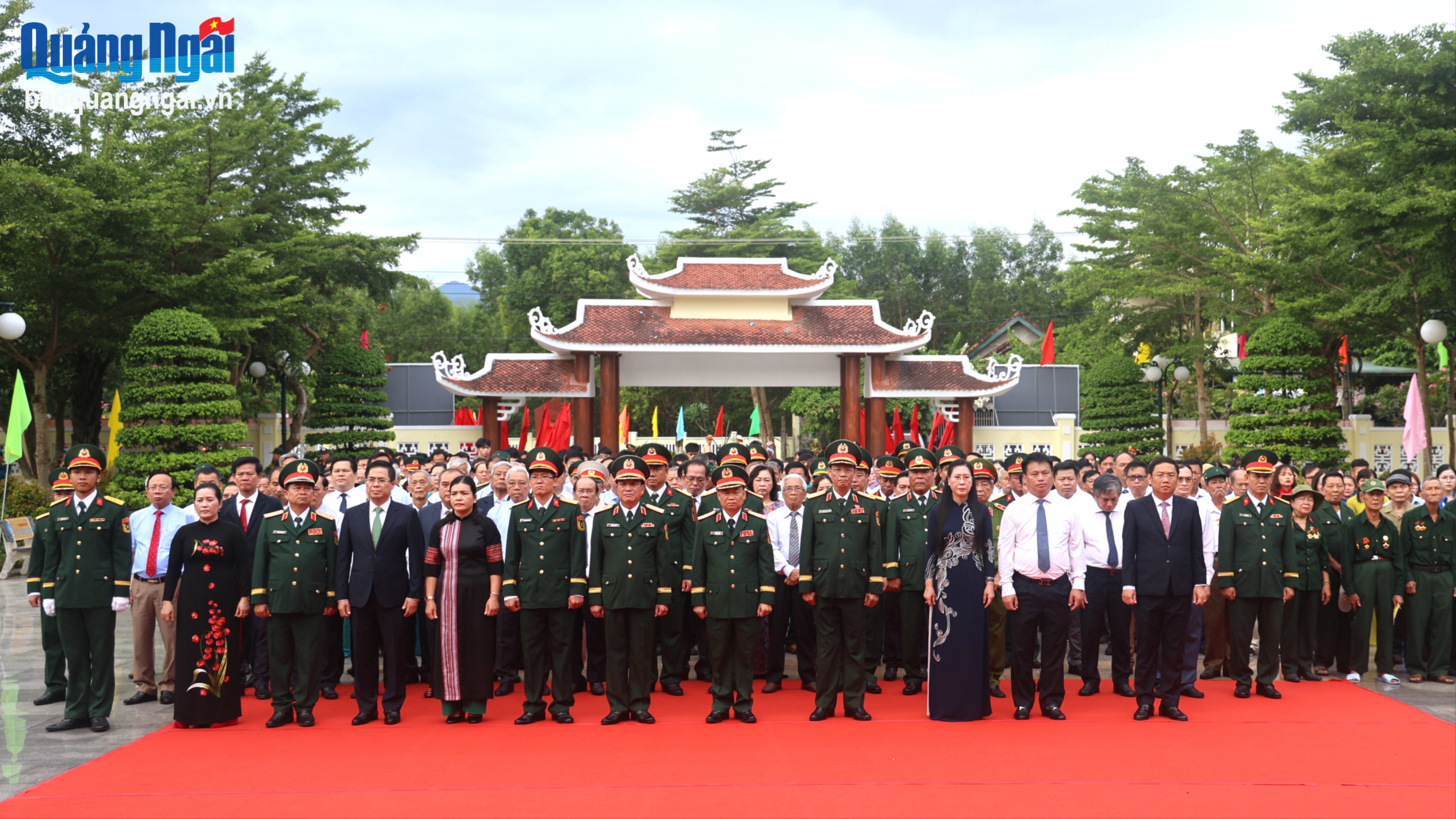 Dâng hương tưởng niệm các Anh hùng liệt sĩ nhân kỷ niệm 60 năm Ngày Chiến thắng Ba Gia