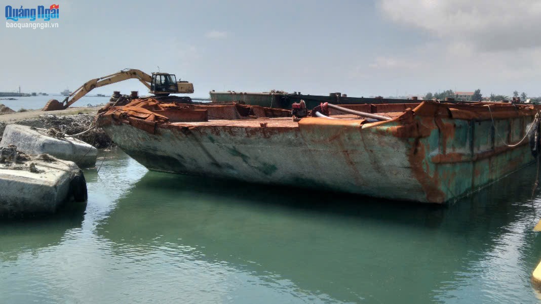 Trục vớt được tàu kéo, sà lan bị chìm ở vùng biển Lý Sơn