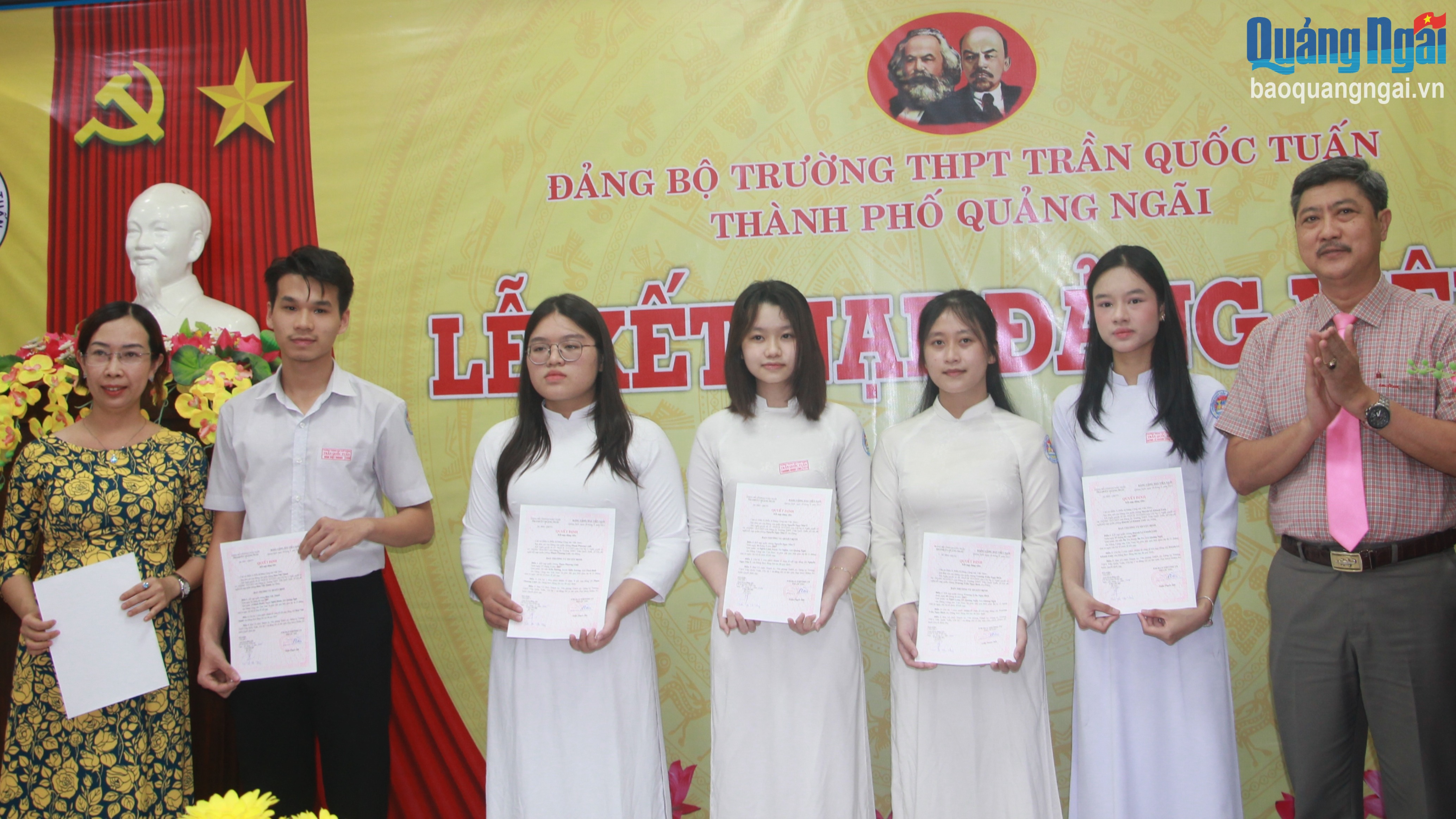 Kết nạp Đảng cho 17 học sinh ưu tú