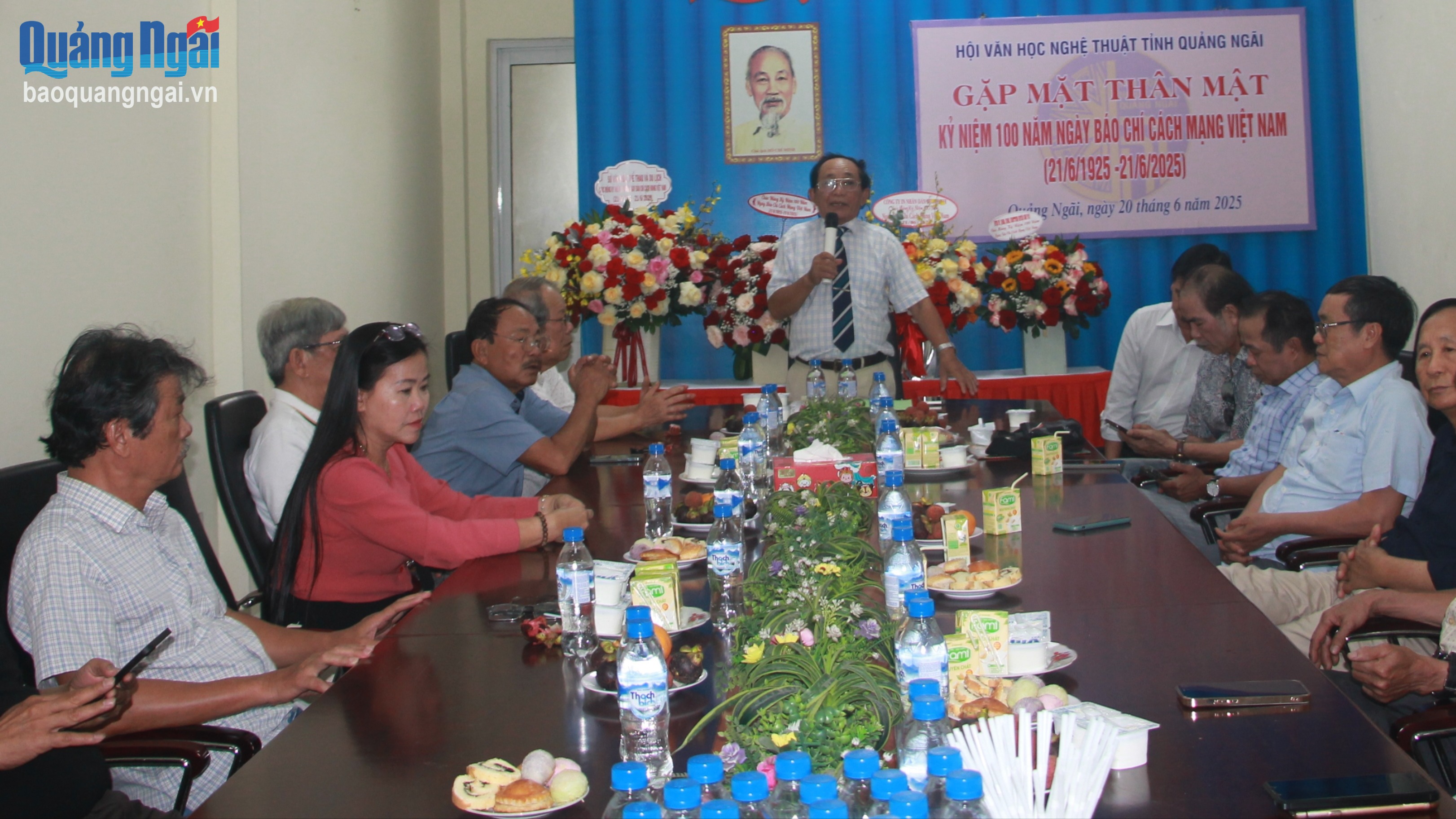 Gặp mặt văn nghệ sĩ làm báo