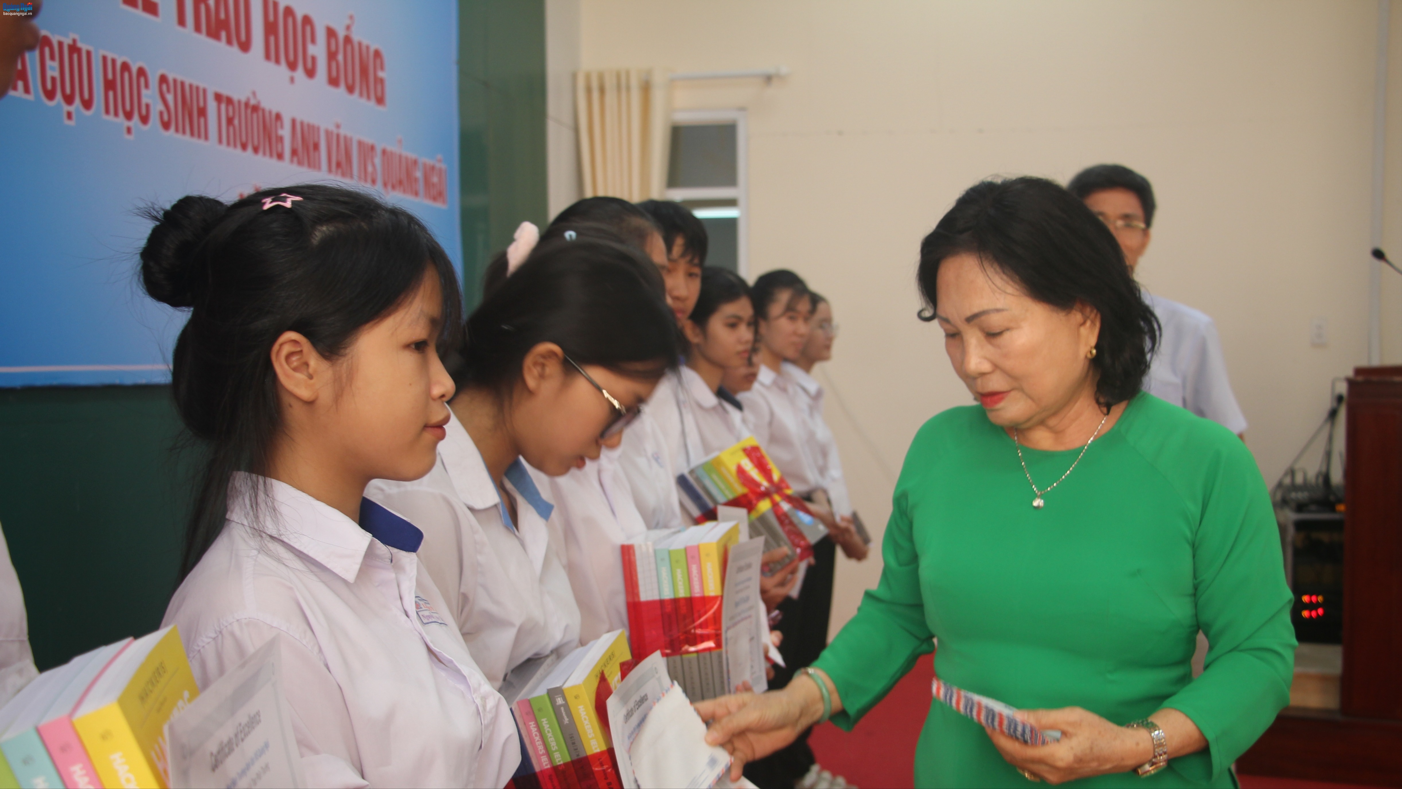 Trao học bổng IVS cho học sinh học tốt môn tiếng Anh