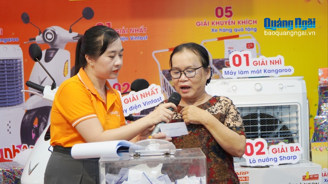Mua sắm tại Co.opmart Quảng Ngãi, một khách hàng trúng thưởng xe máy điện Vinfast