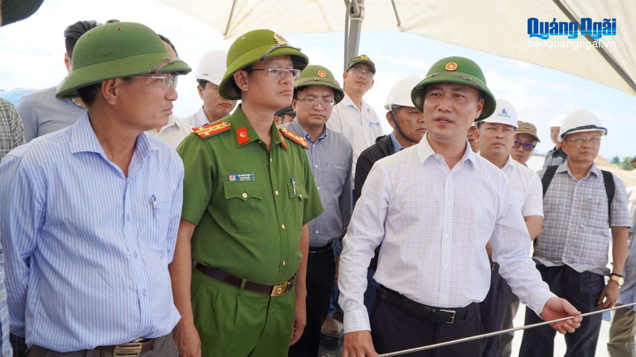 Thứ trưởng Bộ Xây dựng Nguyễn Việt Hùng kiểm tra tiến độ thi công cao tốc Bắc - Nam